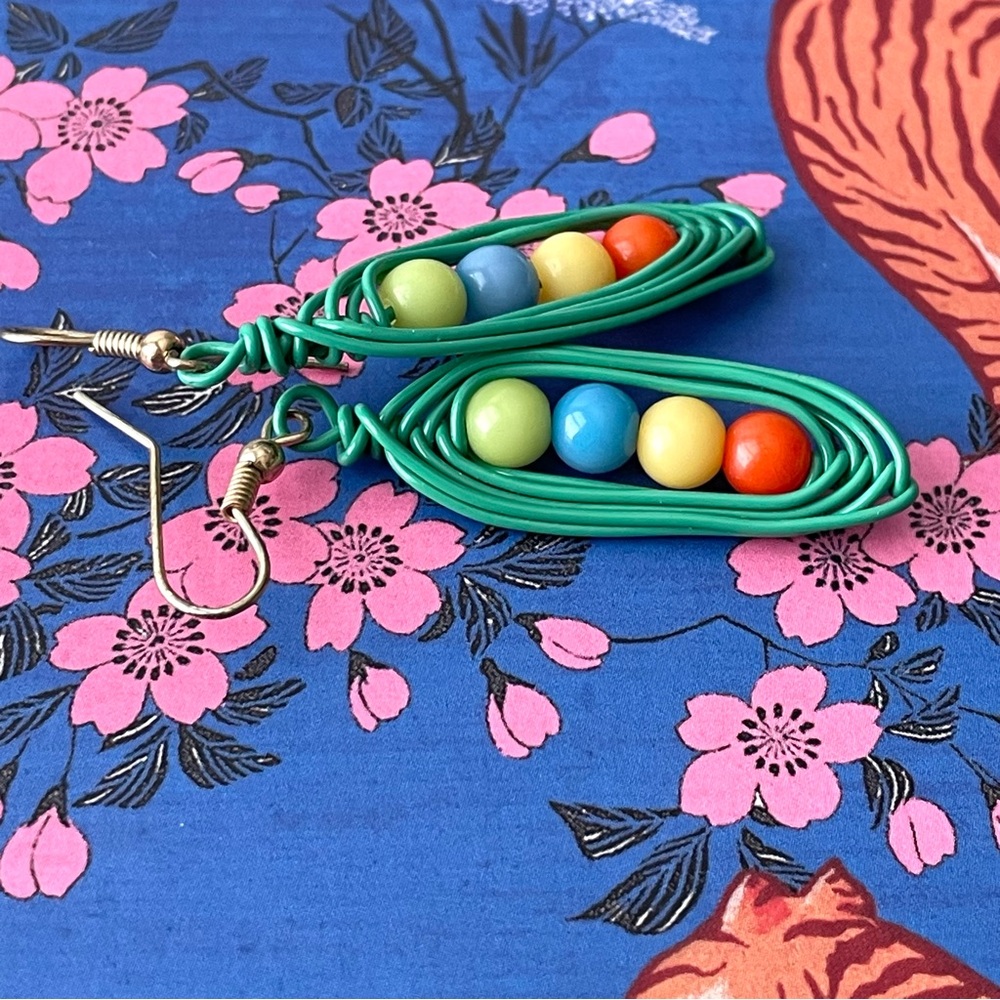 Vtg/modern artisan style peas in a pod dangle earrings whimsical wearable art - Picture 6 of 8